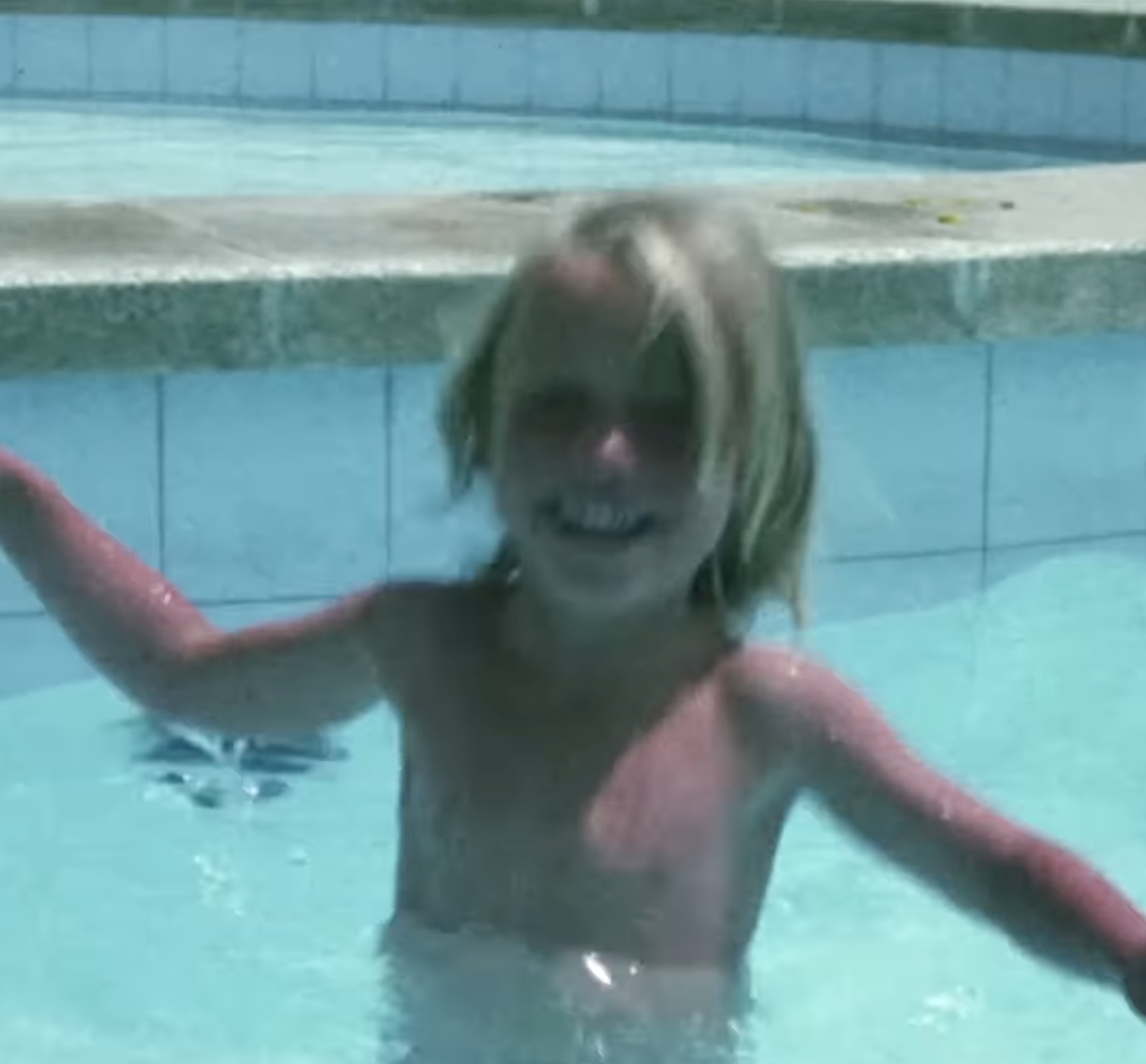 Martin Melin som barn. I en pool, han leker och hoppar.